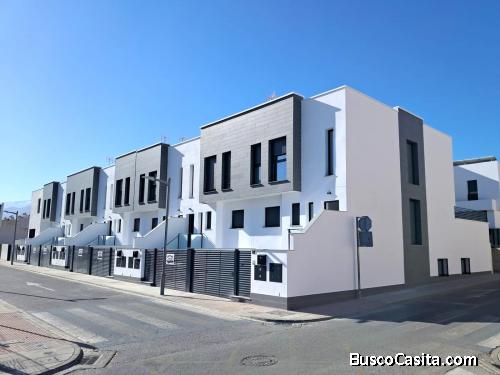 Se vende casa con semisótano, piscina y aerotermia.