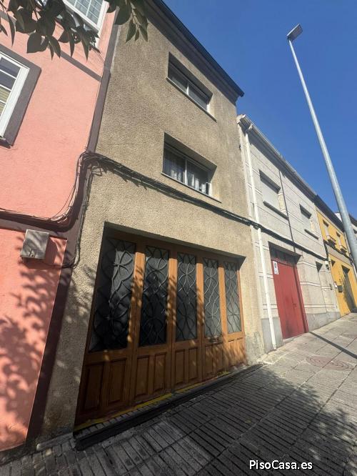 Se vende amplia casa de 4 platas con patio privado con huerto para reformar